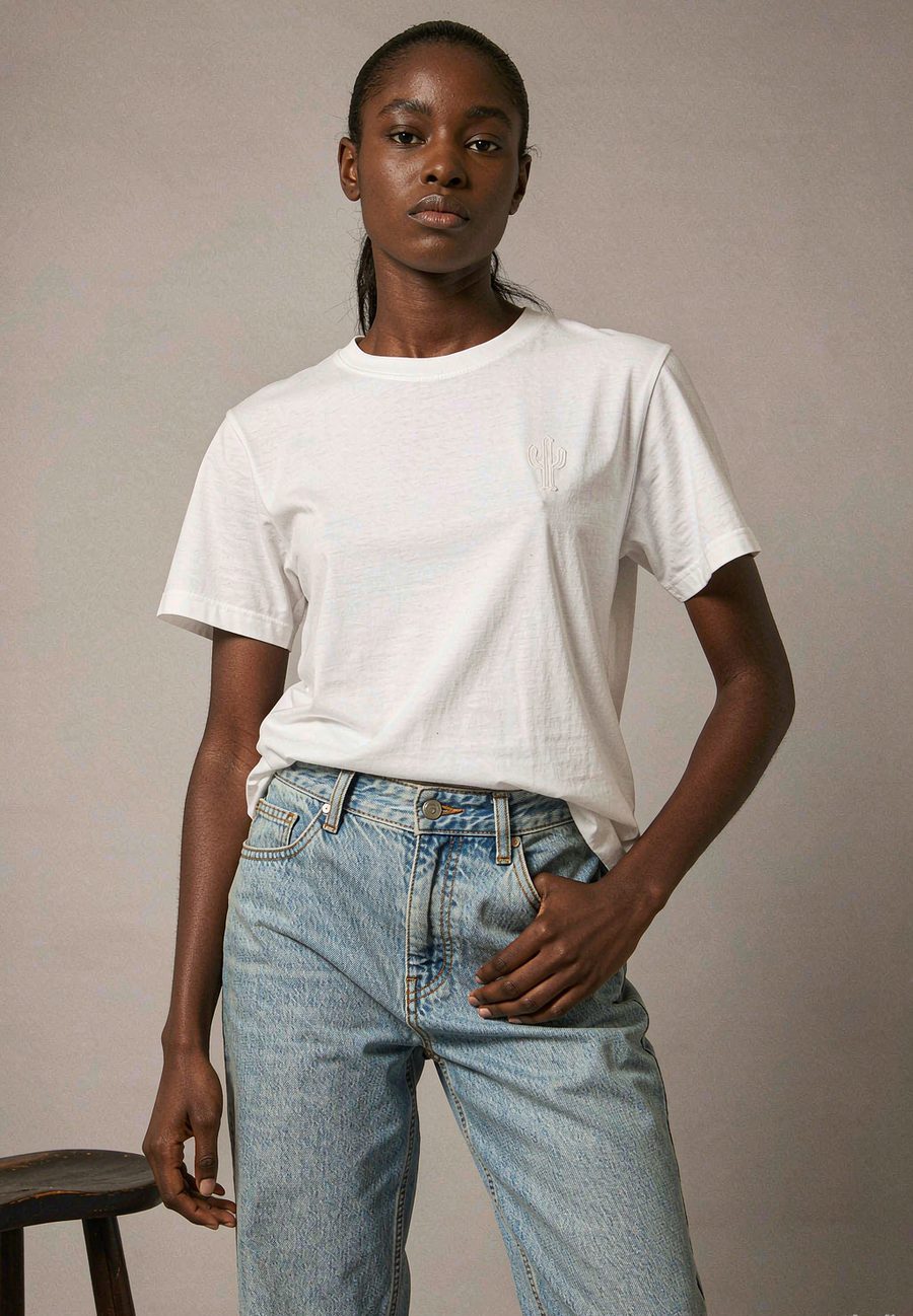 "Signature" Tee in White - White